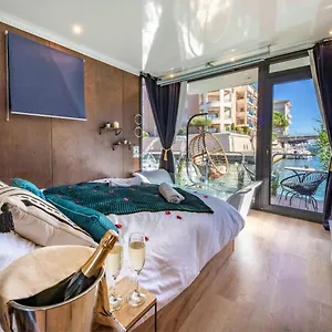L'escale Royale : Jacuzzi And Terrace On The Water Fréjus